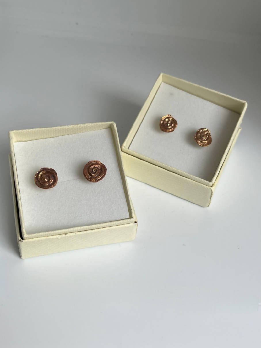 Yellow bronze spiral studs