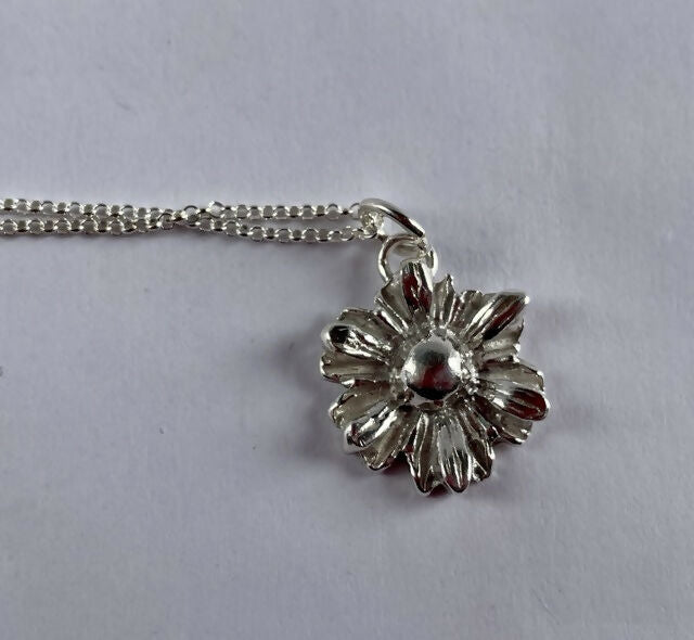 Fine silver daisy pendant