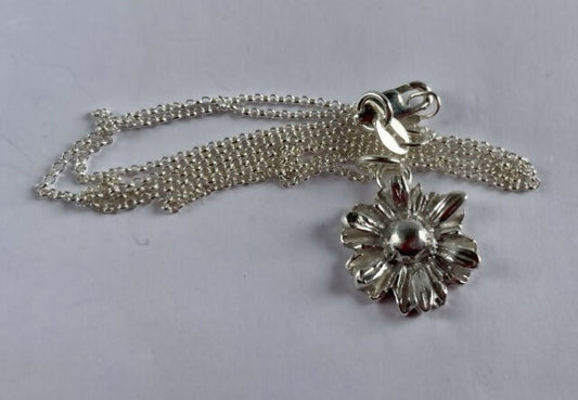 Fine silver daisy pendant