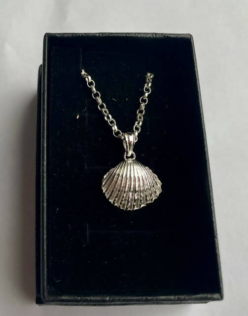 Fine silver shell pendant