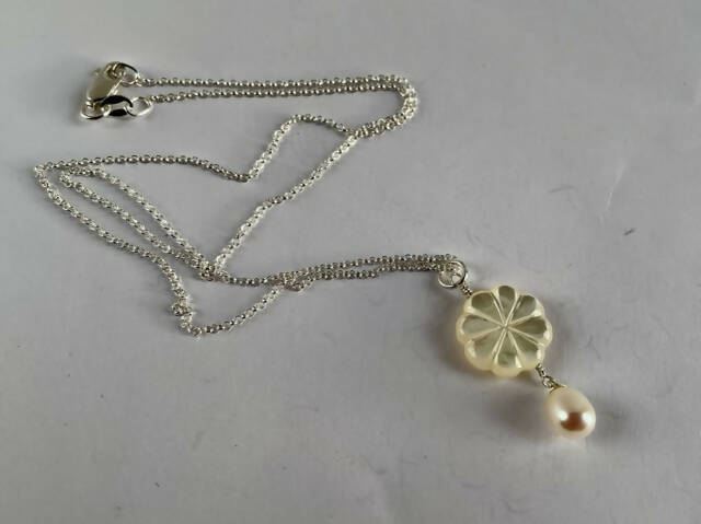 Mother of Pearl flower pendant