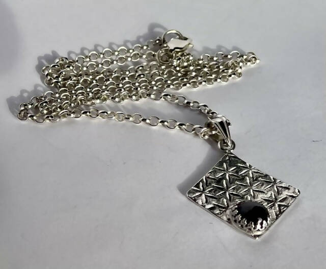 Fine silver pendant with garnet