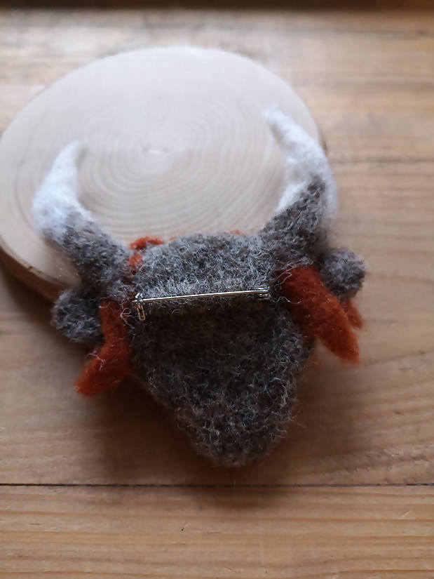 thumbnail image 2 of Highland Cow Pin Badge Brooch Scottish Heritage Pewter Lapel Pin Unisex 2 of 4