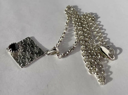 Fine silver pendant with garnet