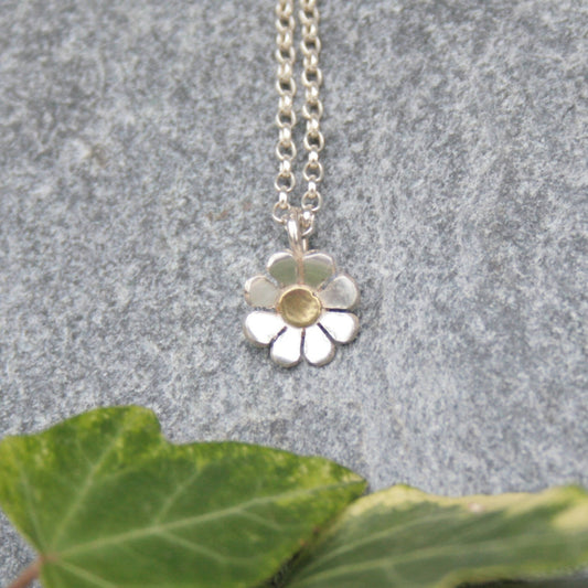 Silver daisy necklace