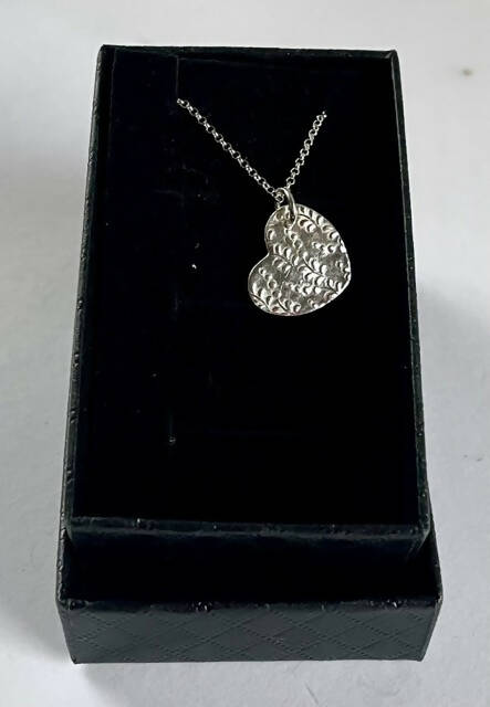 Fine silver heart with double sided pattern