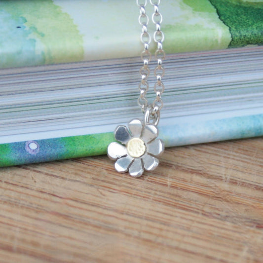 Silver daisy necklace